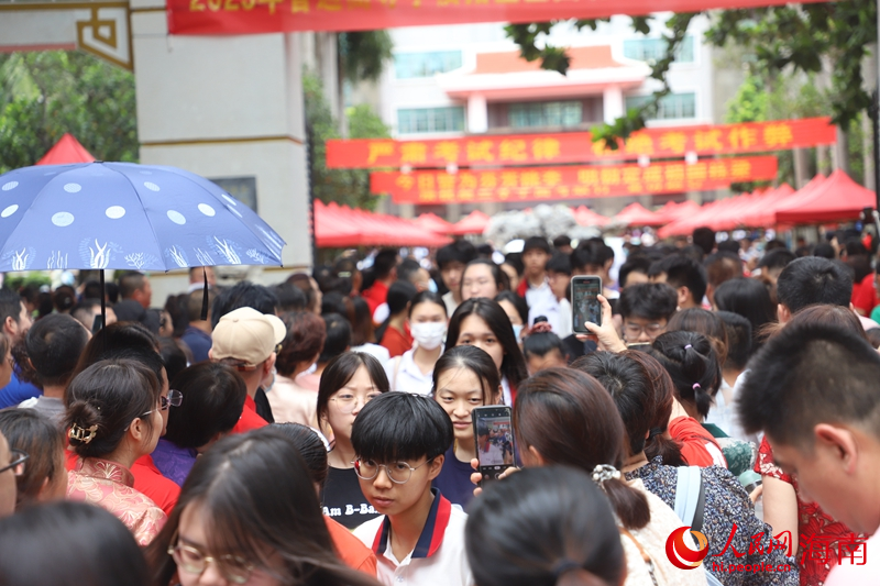 高考第一場(chǎng)考試結(jié)束，海南中學(xué)高中部考點(diǎn)考生陸續(xù)走出考場(chǎng)。人民網(wǎng) 牛良玉攝