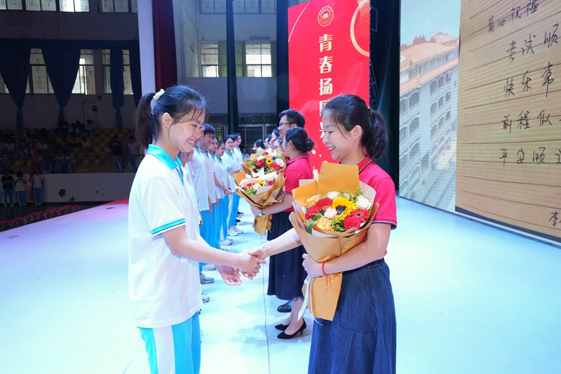 畢業(yè)典禮現(xiàn)場。國興中學(xué)供圖