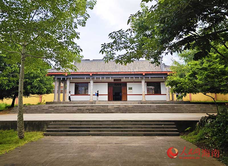 “畢業(yè)季與父母歡聚臨高”啟幕 采風(fēng)團(tuán)探古瀑訪古跡 人民網(wǎng) 牛良玉攝