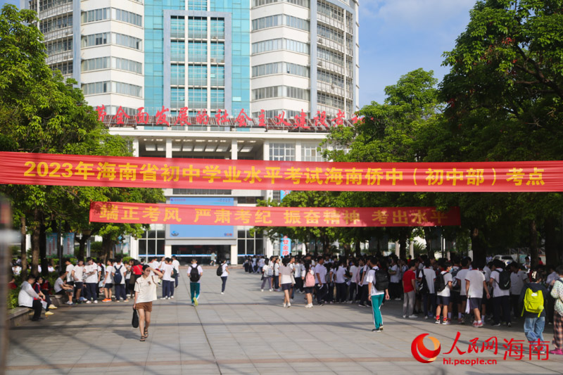 考生有序進入考場。人民網(wǎng) 牛良玉攝