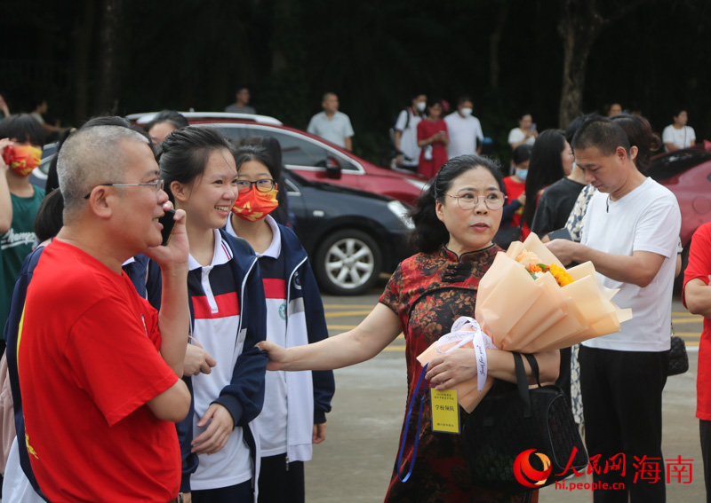 送考老師考前不斷叮囑學(xué)生注意事項(xiàng)。人民網(wǎng) 牛良玉攝