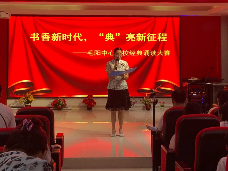 王曉燕在學(xué)校朗讀比賽上發(fā)言。人民網(wǎng)記者 宋彤桐攝