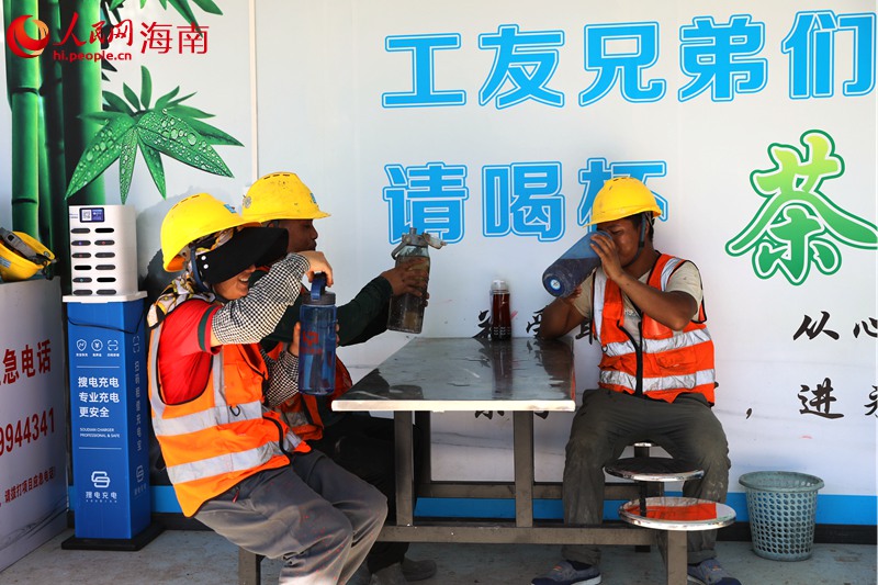 工人在海南中心項(xiàng)目工友休息區(qū)喝水納涼。人民網(wǎng)記者 孟凡盛攝
