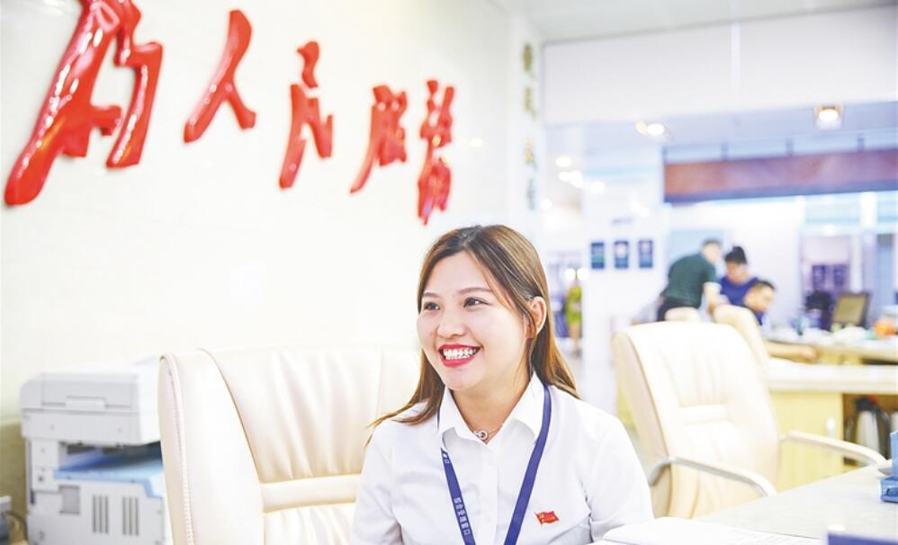 在省政務(wù)服務(wù)中心，工作人員在解答企業(yè)人員的咨詢