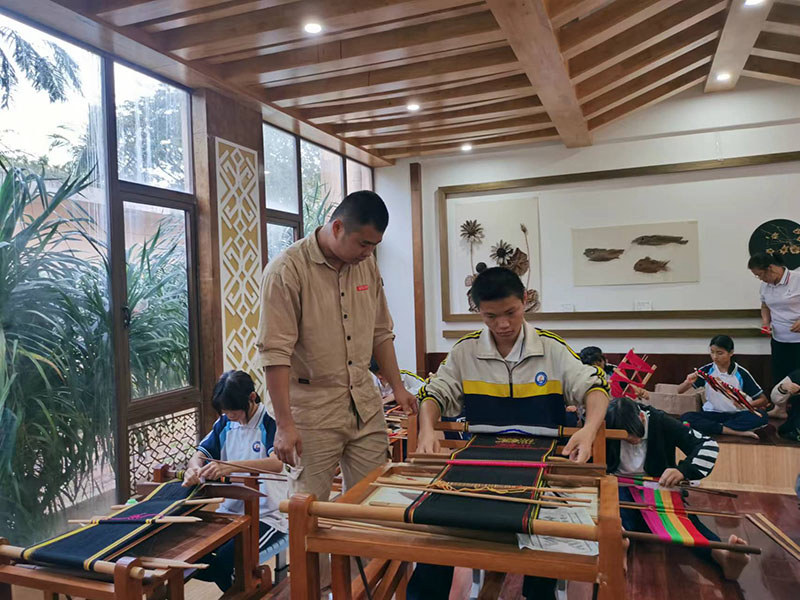 學(xué)生正在學(xué)習(xí)黎錦技藝。受訪者供圖