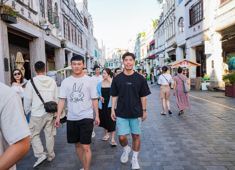 參賽隊(duì)伍參觀?？隍T樓。主辦方供圖