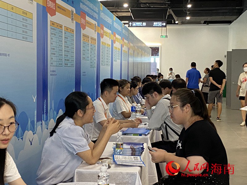 求職者與用人單位進(jìn)行面談。人民網(wǎng)記者  樊歡迪攝