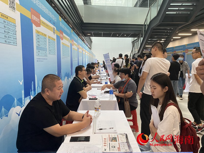 求職者與用人單位進(jìn)行面談。人民網(wǎng)記者  樊歡迪攝