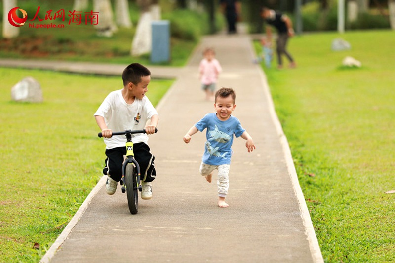 在美舍河鳳翔濕地公園內(nèi)，嬉戲玩耍的小朋友。 人民網(wǎng)記者 孟凡盛攝