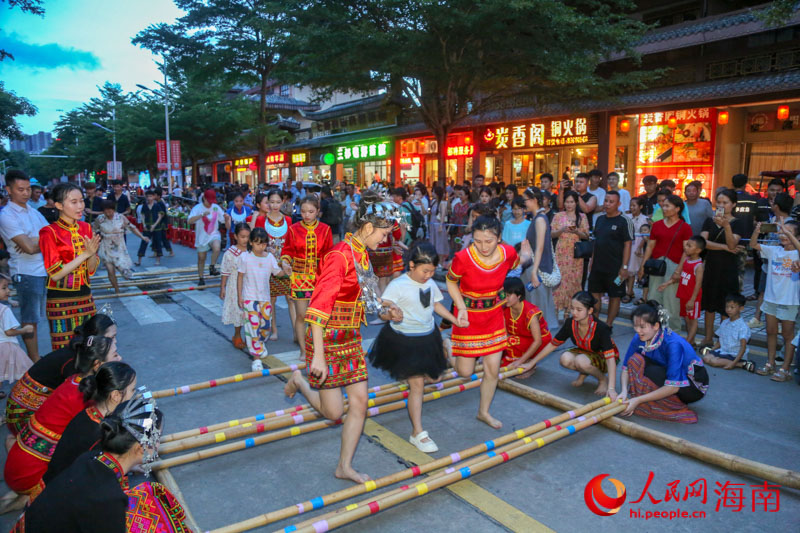 孩子們參與到竹竿舞當中。人民網(wǎng) 牛良玉攝