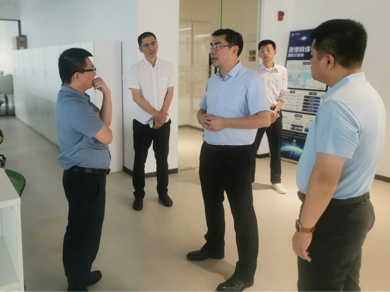 ?？谑锌乒ば啪志珠L王小寶（中間）帶隊開展深入企業(yè)走訪服務活動。?？谑锌乒ば啪止﹫D