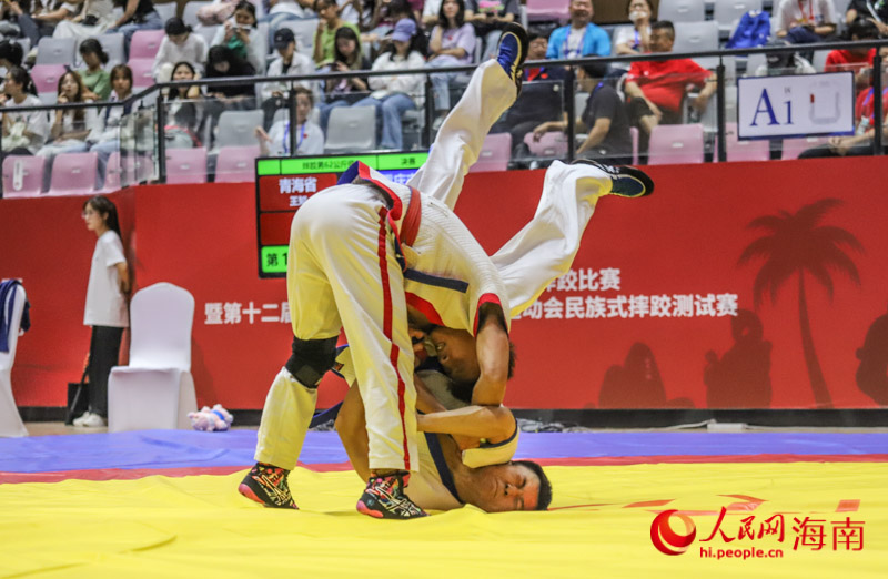選手使出全身之力，將對手扳倒。人民網 牛良玉攝