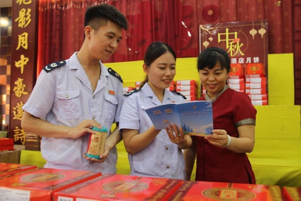 屯昌縣稅務干部在屯城桃花香酒店了解企業(yè)生產(chǎn)銷售情況，宣傳支持小微企業(yè)和個體工商戶發(fā)展稅費優(yōu)惠政策。張寧 攝
