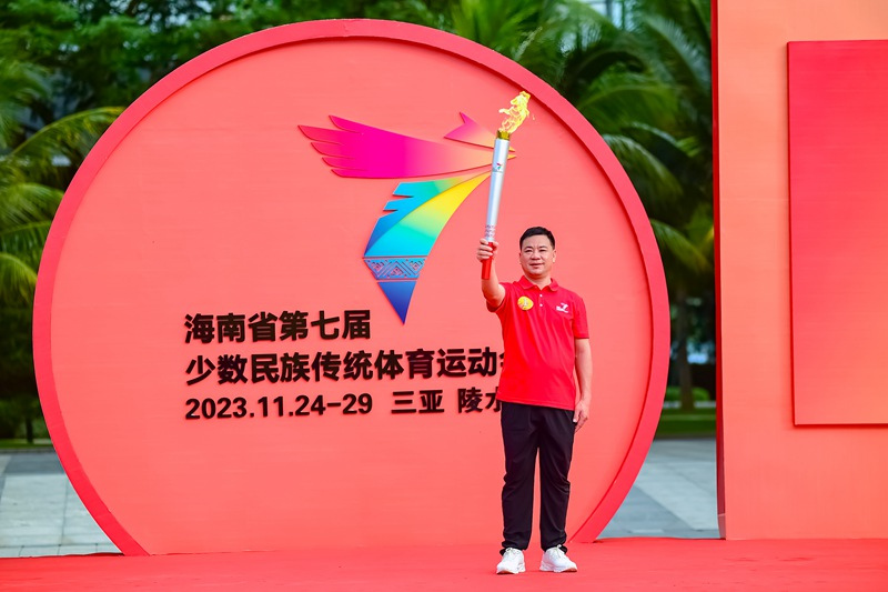 蘇少洪接過(guò)火炬。省七屆民族運(yùn)動(dòng)會(huì)執(zhí)委會(huì)供圖