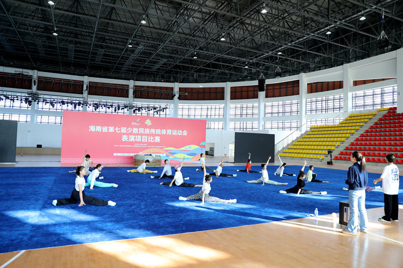 三亞市第一中學(xué)體育館準(zhǔn)備就緒，代表隊進(jìn)館熟悉場地。人民網(wǎng)記者 牛良玉攝