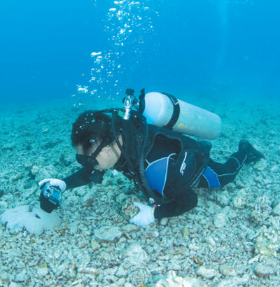 海南南海熱帶海洋研究所所長陳宏在珊瑚移植前進(jìn)行海底環(huán)境調(diào)查。 　　于志龍攝