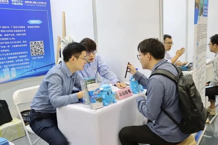 求職者向招聘企業(yè)了解工作崗位情況。陳淑嘉攝