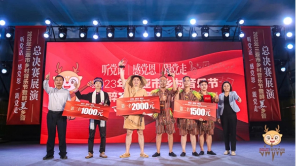 三亞市農(nóng)業(yè)農(nóng)村局局長柯用春（左一）、三亞市農(nóng)業(yè)農(nóng)村局副局長何麗萍（右一）為前三名頒發(fā)獎杯證書等