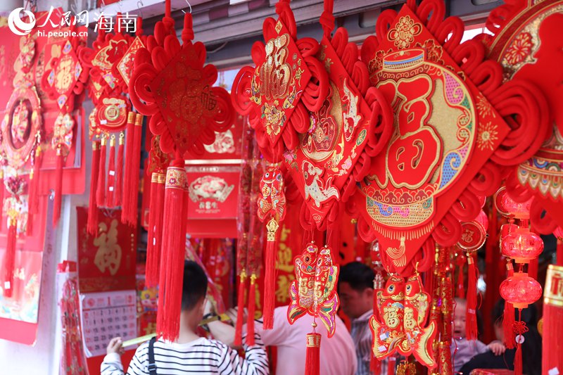 店內(nèi)掛滿年貨產(chǎn)品。 人民網(wǎng)記者 孟凡盛攝