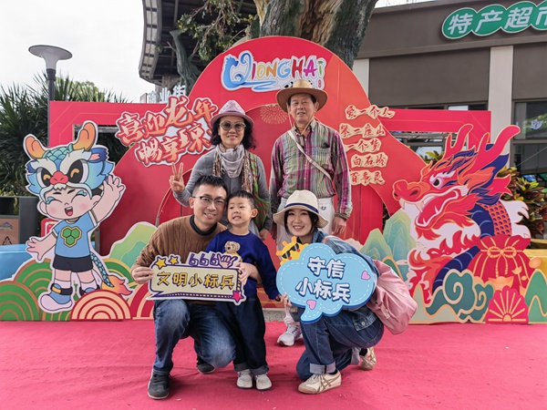 游客進(jìn)行文明“打卡”。海南省旅游協(xié)會(huì)供圖