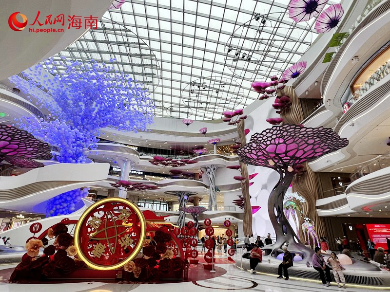 ?？趪H免稅城內(nèi)年味濃郁。人民網(wǎng)記者 李學山攝