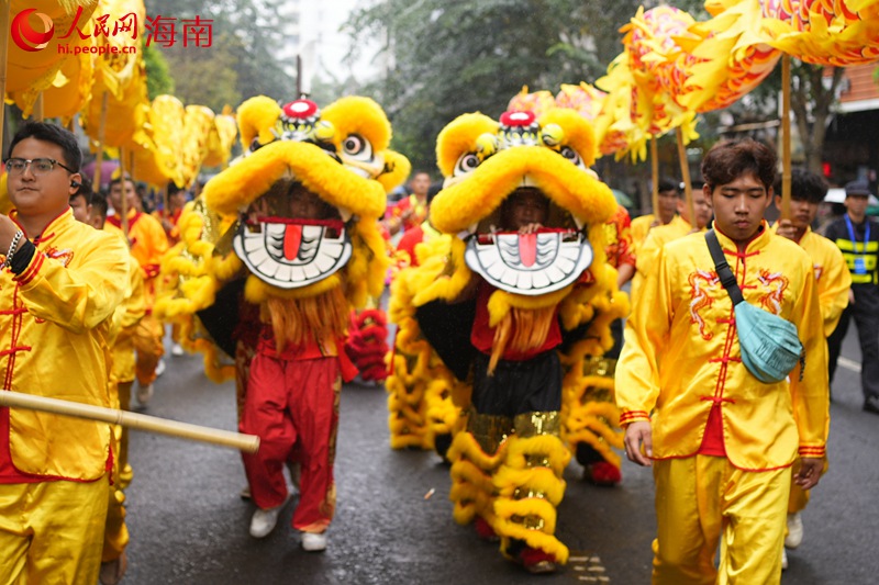 正月十五，在?？诃偵絽^(qū)，上演“裝馬匹”民俗巡游活動。 人民網(wǎng)記者 孟凡盛攝