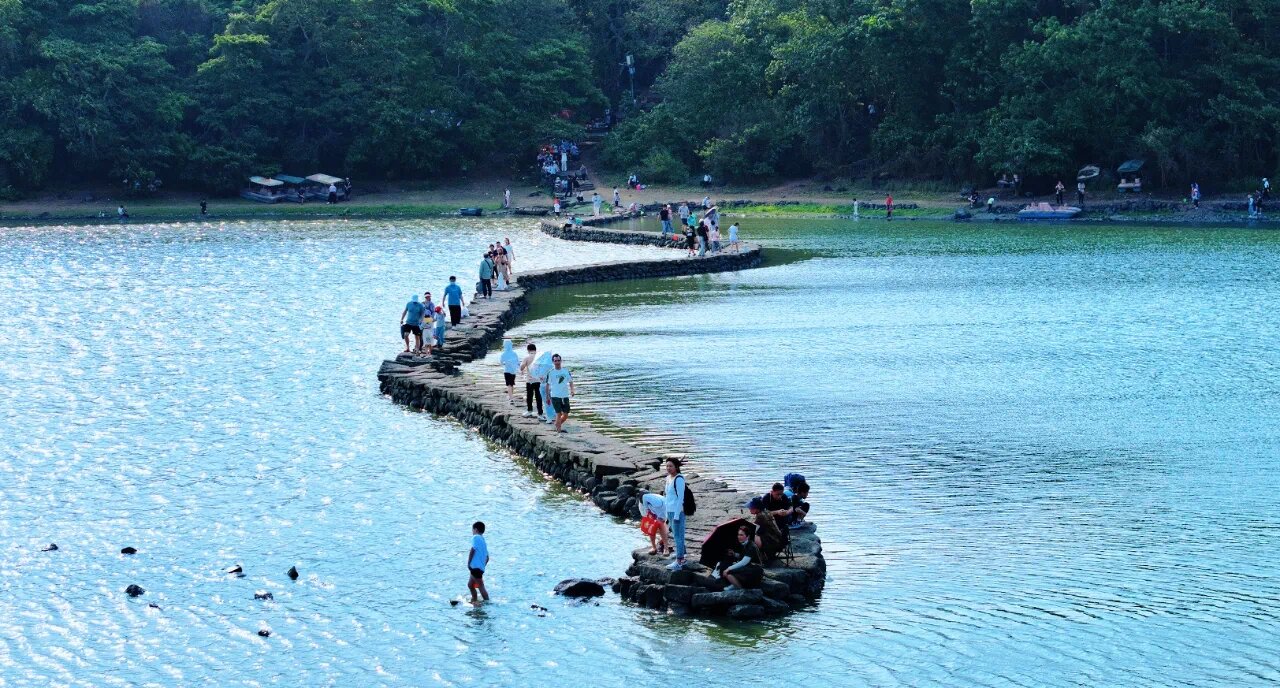蛇橋之上風(fēng)景獨好。海口旅文局供圖
