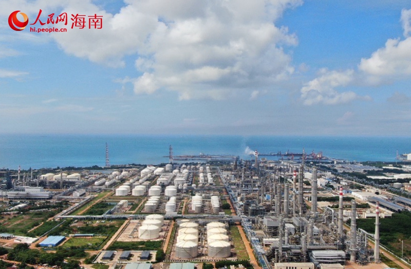 位于洋浦經(jīng)濟(jì)開發(fā)區(qū)的中國石化海南煉油化工有限公司廠區(qū)生產(chǎn)繁忙。