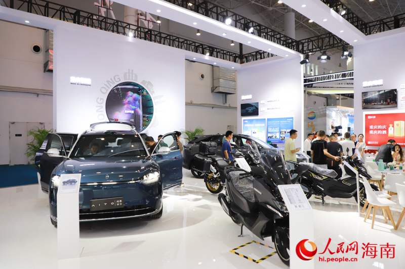 重慶展館展出了多款車(chē)型。人民網(wǎng)記者 牛良玉攝