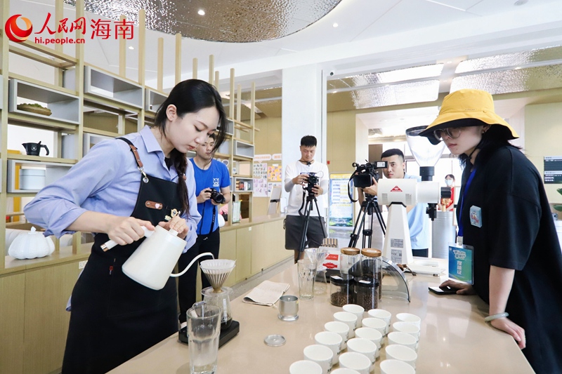 興隆咖啡·正大產(chǎn)業(yè)園李，咖啡師在演示咖啡沖泡。人民網(wǎng)記者 李學山攝