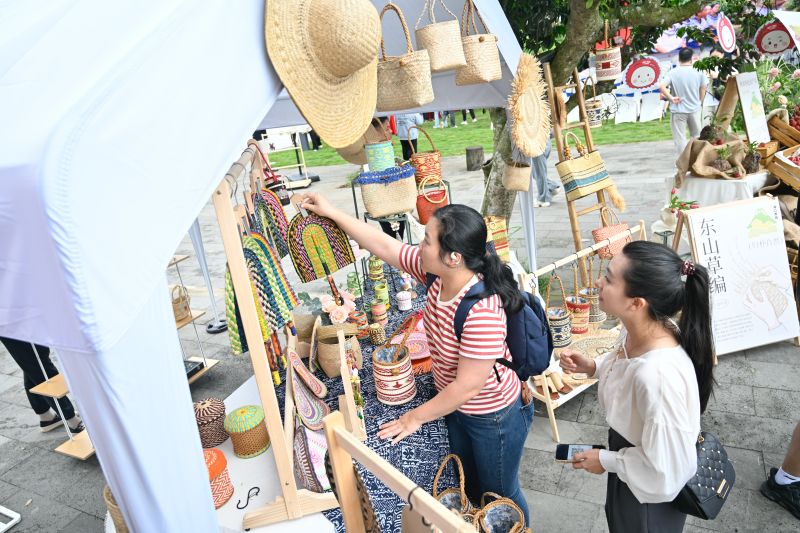 3、活動(dòng)現(xiàn)場(chǎng)的“秀英好物”市集，展示商品琳瑯滿目，特別是來自東山鎮(zhèn)的“東山草編”系列尤為引人關(guān)注。  ?？谑行阌^(qū)委宣傳部供圖