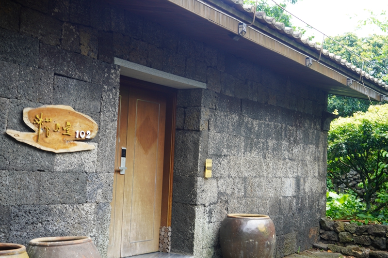 獨具特色的石屋民宿。林春干攝