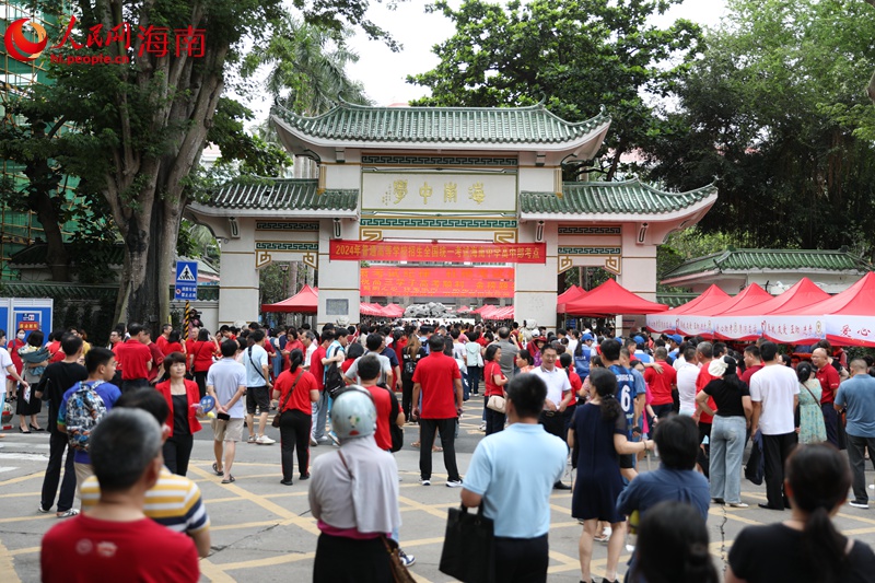 海南中學(xué)考點(diǎn)考生陸續(xù)進(jìn)場(chǎng)。人民網(wǎng)記者 符武平攝