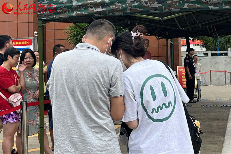 父親在叮囑即將走進考場的女兒。人民網(wǎng)記者 李學山攝