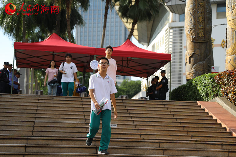 海南省2024年高考順利結(jié)束，考生走出考場。 人民網(wǎng)記者 孟凡盛攝