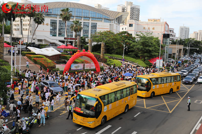 海南省2024年高考順利結(jié)束，考生走出考場。 人民網(wǎng)記者 孟凡盛攝