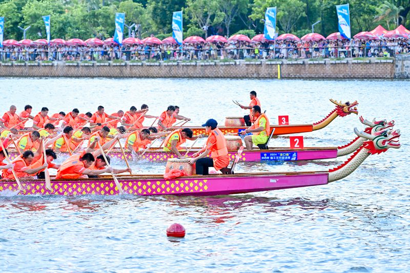龍舟沖向終點(diǎn)。主辦方供圖