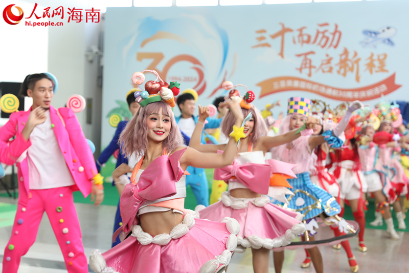 舞蹈《多巴胺快閃》閃亮登場(chǎng)。人民網(wǎng)記者 毛雷攝
