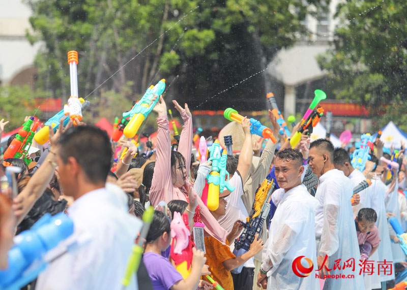 市民游客跟隨現(xiàn)場律動一同搖擺。人民網(wǎng)記者 牛良玉攝