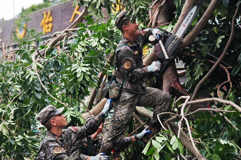 武警官兵進行搶險救援。 武警海南總隊供圖
