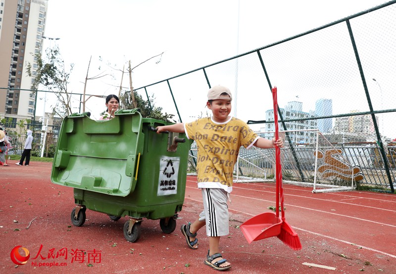 學(xué)生和家長一起參與校園重建。人民網(wǎng)記者 符武平攝