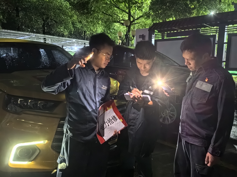9月9日凌晨，南方電網(wǎng)廣西百色供電局援瓊搶修隊伍在?？陂_展搶修復(fù)電工作作業(yè)。（班祖昌  王亞玲）