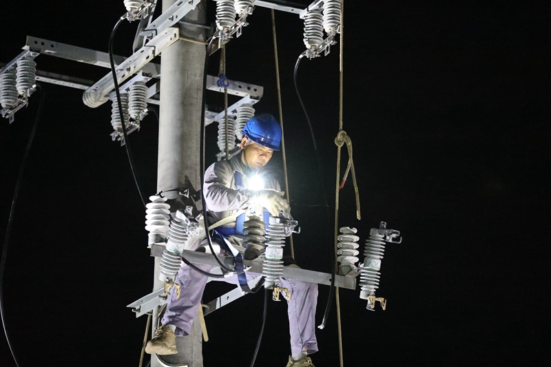 9月10日凌晨，南方電網(wǎng)廣東茂名供電局支援海南電力搶修人員?？谑旋埲A區(qū)白水塘路邊連夜開展施工作業(yè)。（黃琦之）
