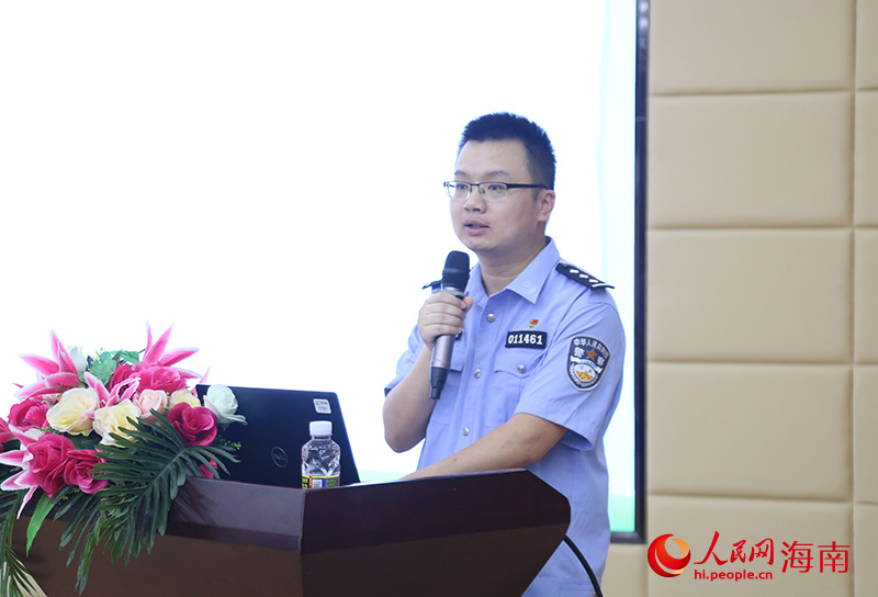 海口市公安局網(wǎng)絡(luò)警察支隊民警韓鍇現(xiàn)場講授網(wǎng)絡(luò)安全知識。人民網(wǎng)記者 牛良玉攝