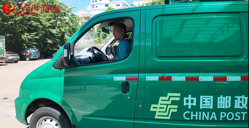 吳育仙駕駛郵車。人民網(wǎng)記者 李學(xué)山攝