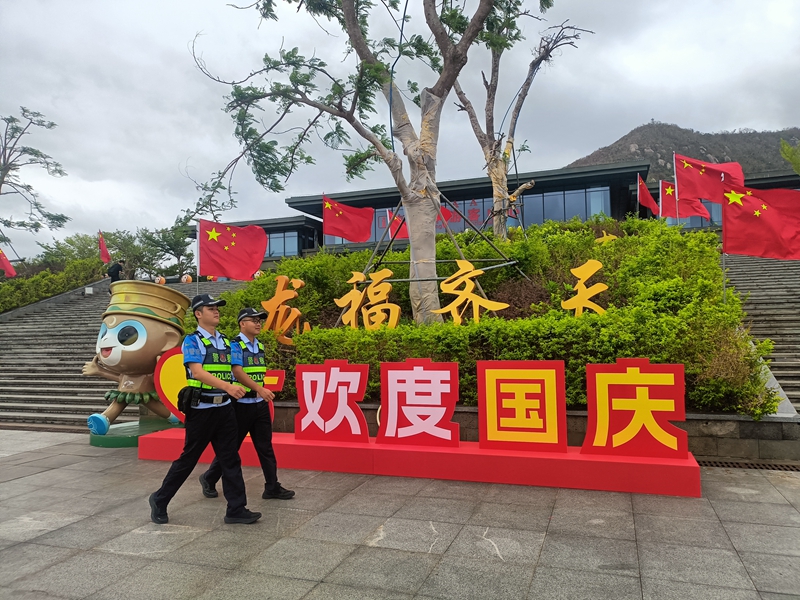 民警在景區(qū)巡邏。海南省公安廳海岸警察總隊(duì)供圖