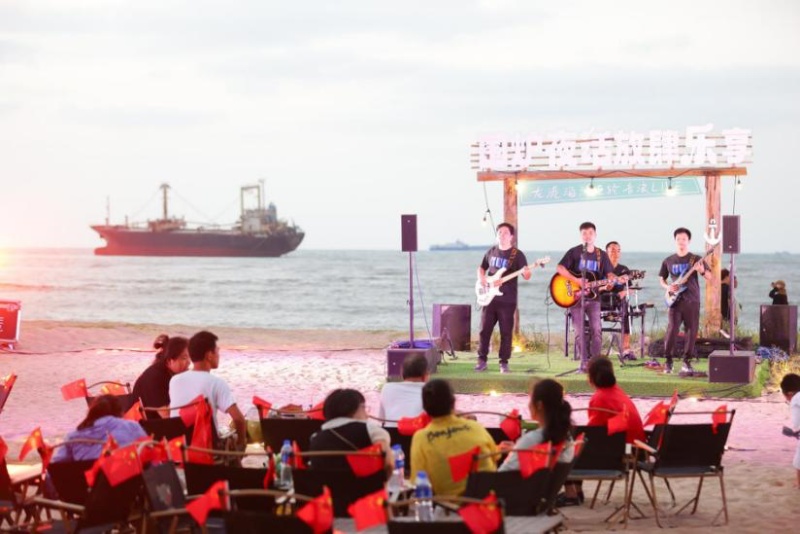 2024年“圍爐夜話 放肆樂享”龍港海灘巨輪音浪LIVE活動(dòng)現(xiàn)場(chǎng)。 主辦方供圖