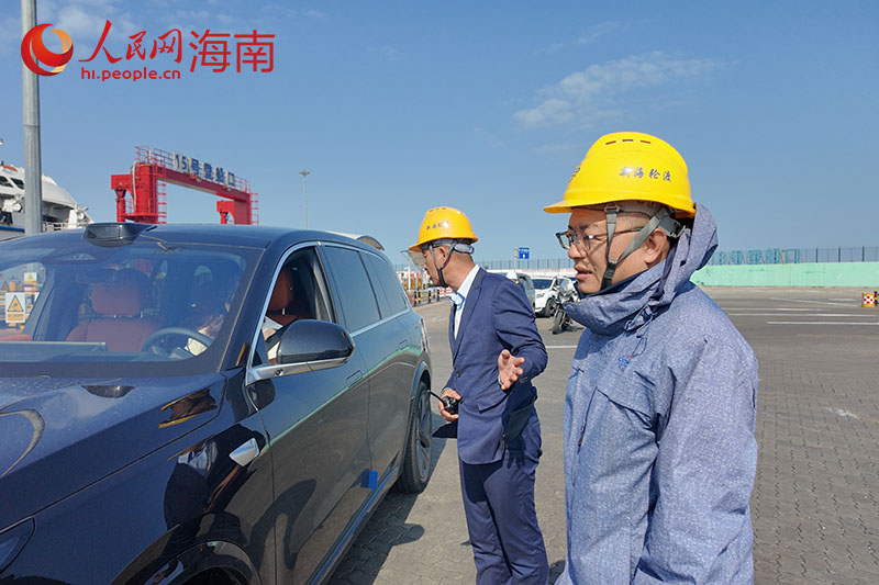 朱章仁（右二）與同事一起協(xié)助旅客登船。 人民網(wǎng)記者 孟凡盛攝