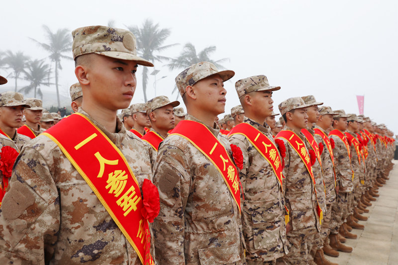 圖片3.預(yù)定新兵整齊劃一眼神堅(jiān)定。海南省軍區(qū)供圖.jpg
