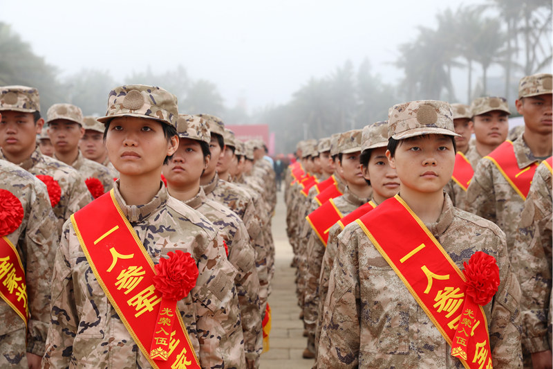 圖片4.英姿颯爽的女兵。海南省軍區(qū)供圖.jpg